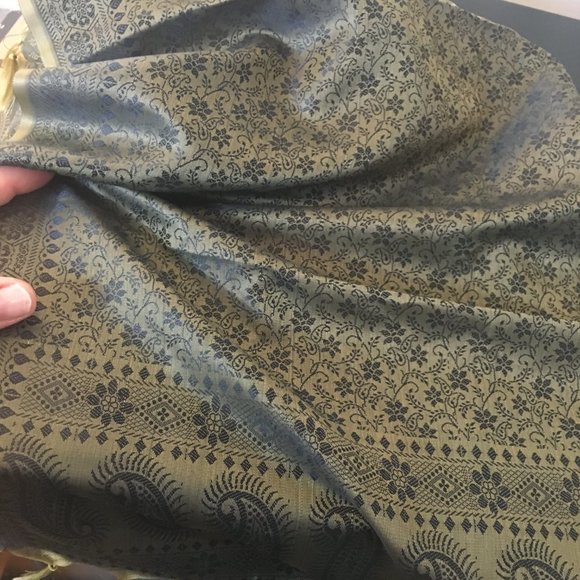 LIKE NEW CHINESE SUPER FINE SILK SHAWL IN BLACK AND GREEN PAISLT PRINT - Picture 4 of 5